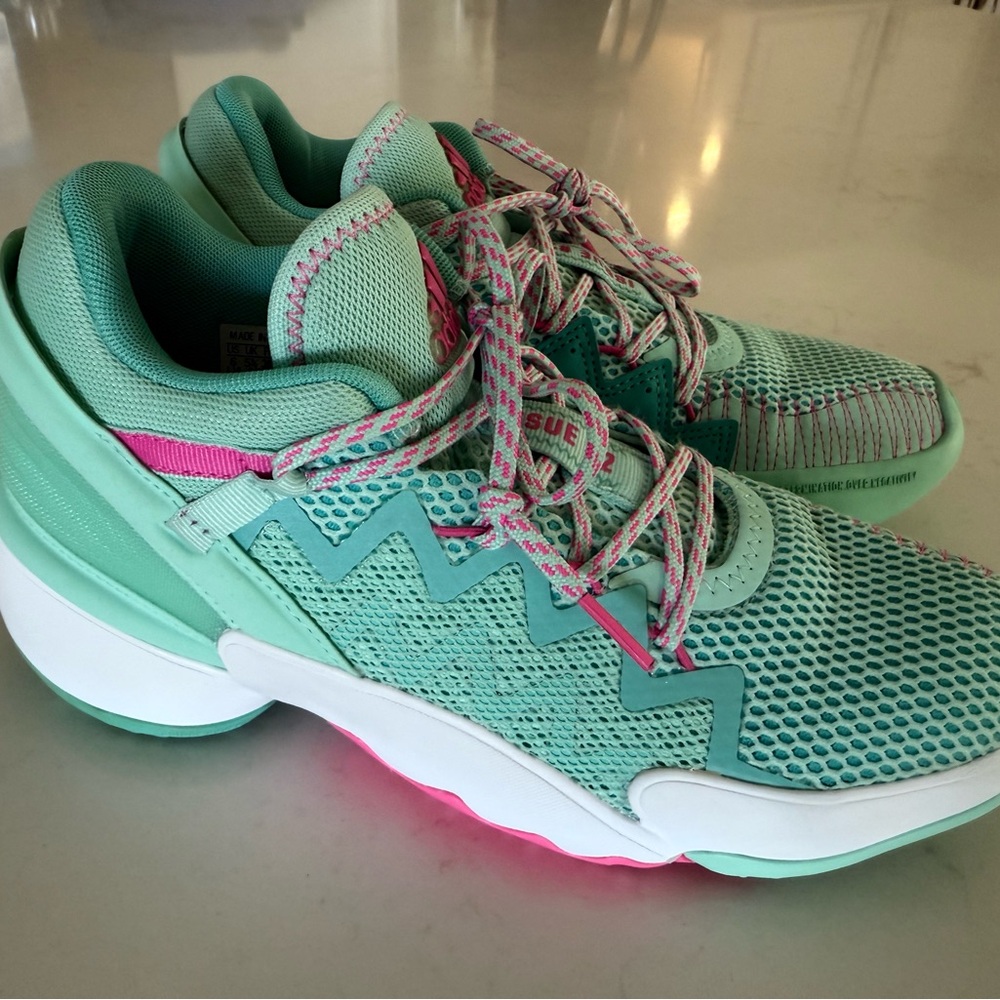 Adidas DON ISSUE #2
Basketball Volleyball Shoes Men’s 6 / Women’s 8